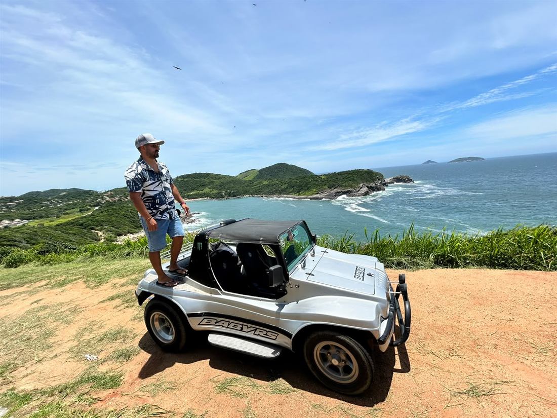 Leonel parado sobre un buggy frente a una bahía en Brasil