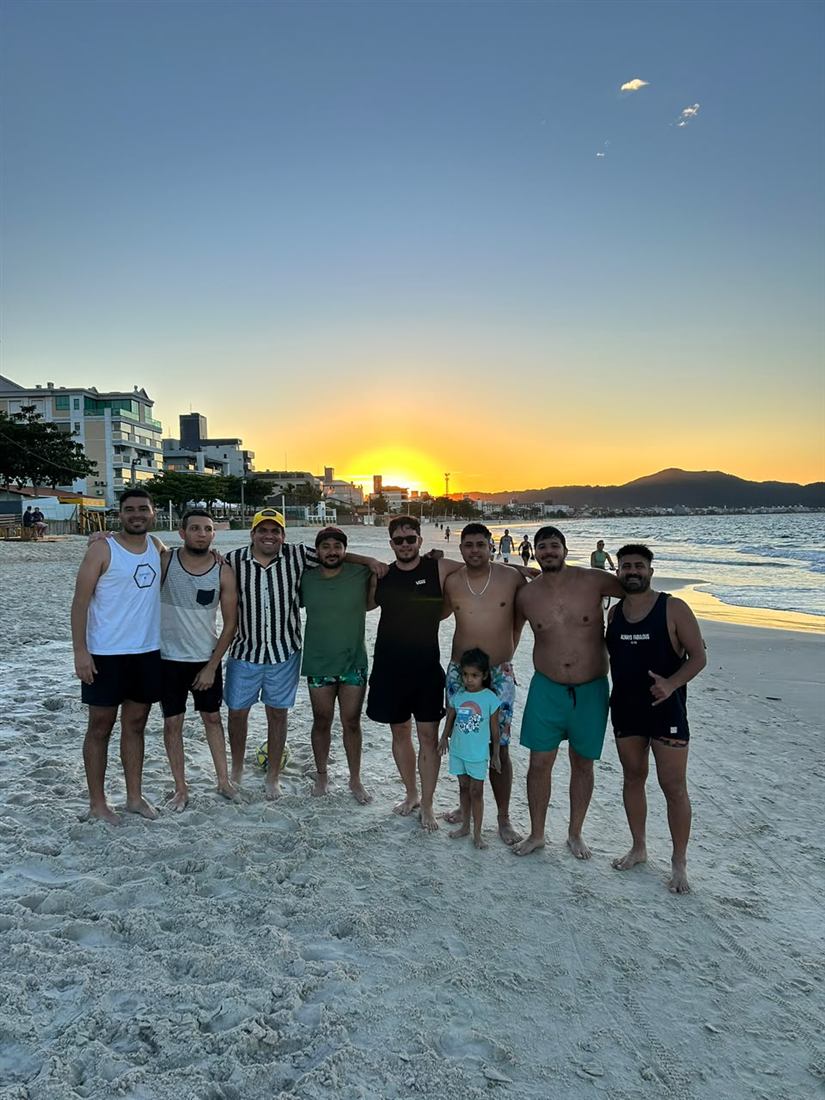 Grupo de amigos en la playa al atardecer