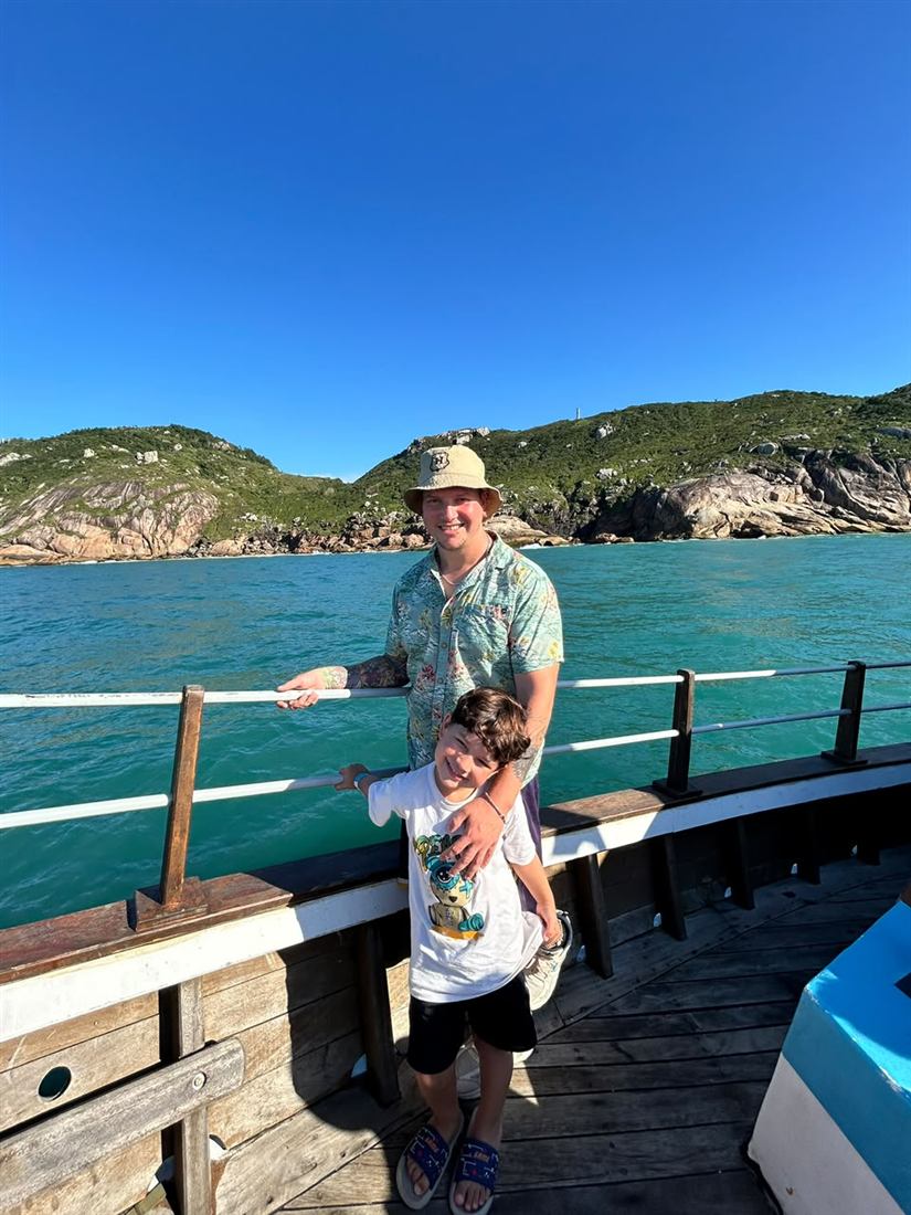 Viajeros en un paseo en barco por la costa de Brasil