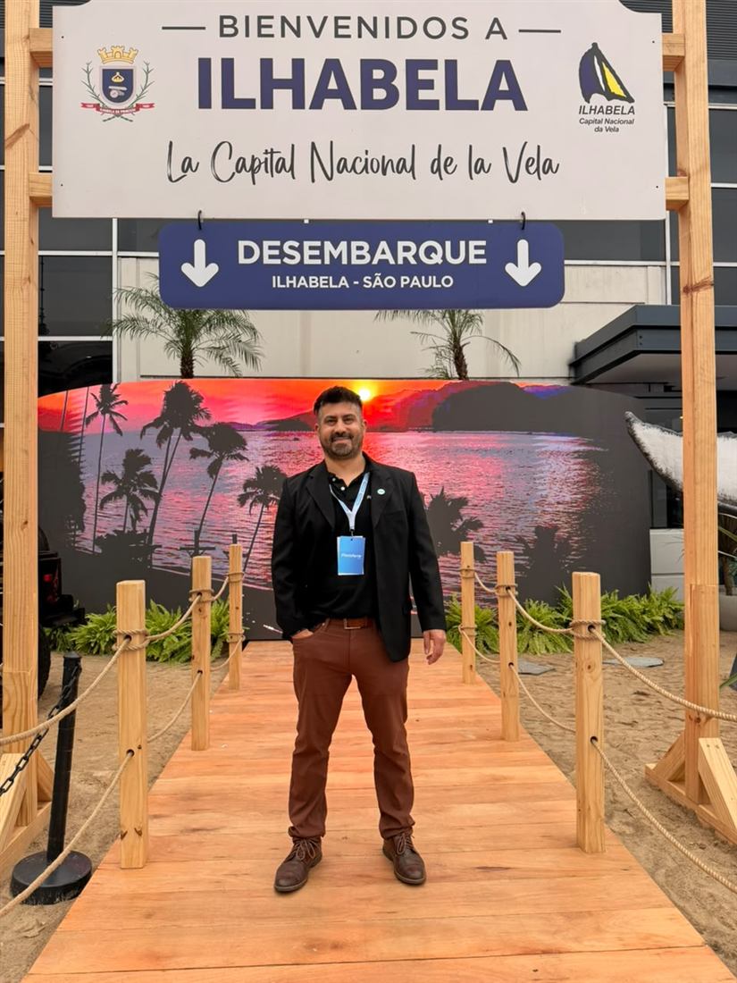 Leonel en el stand de Ilhabela, Brasil, en la FIT