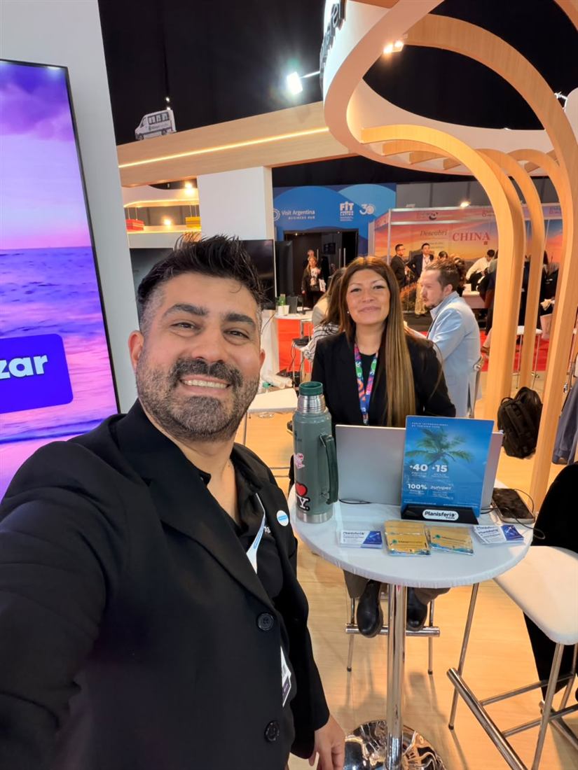 Leonel en el stand de Planisferio Viajes